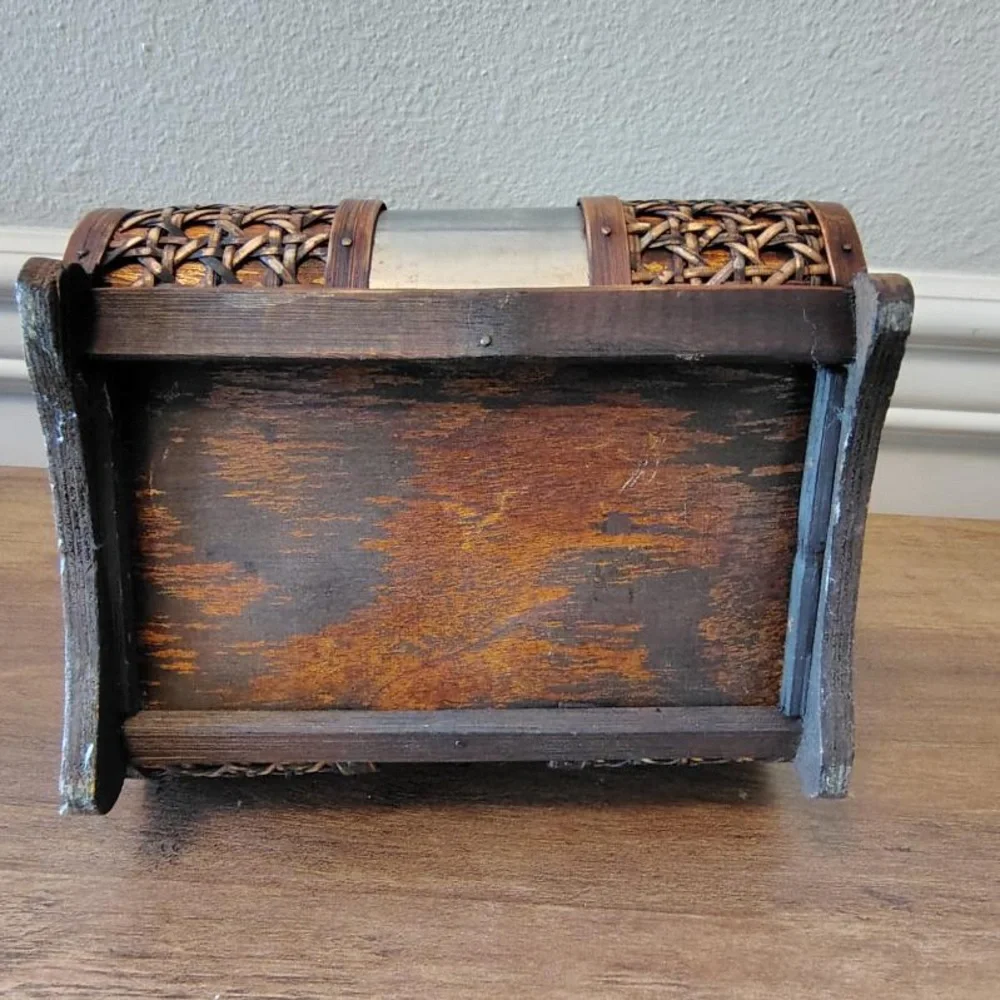 Vtg Wooden Rattan Treasure Trinket Box Brown Latched Brass Ornate Handle